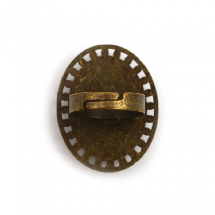 Bague ovale cabochon, contour ajouré, Vierge