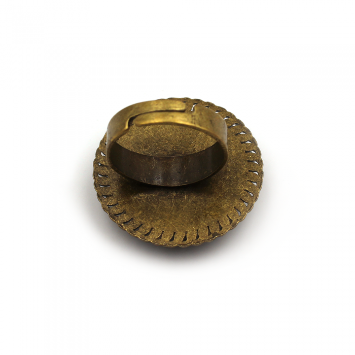 Bague ronde cabochon, contour tressé, Vierge