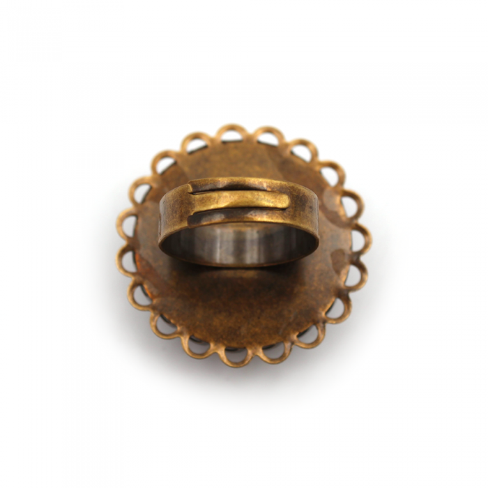 Bague ronde cabochon, contour dentelé, Ange