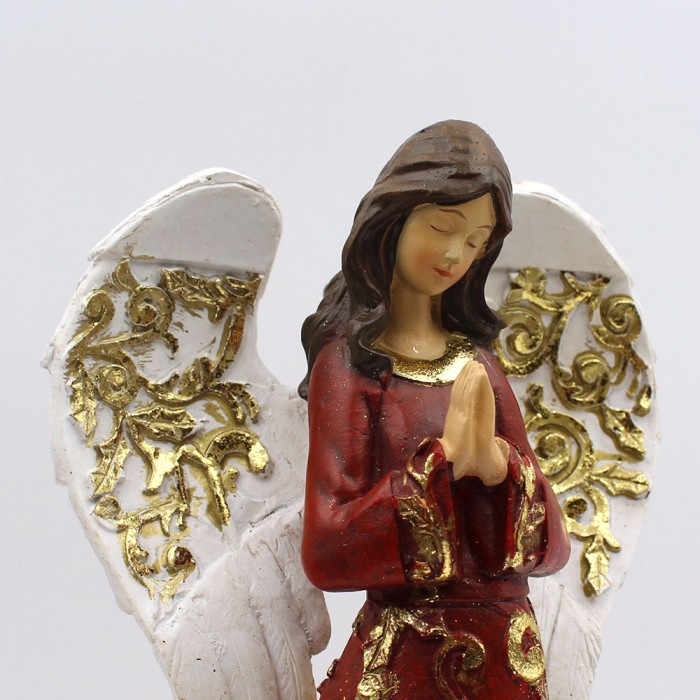 Grand ange rouge et blanc en prière