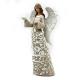 Grand Ange beige et blanc tenant une colombe