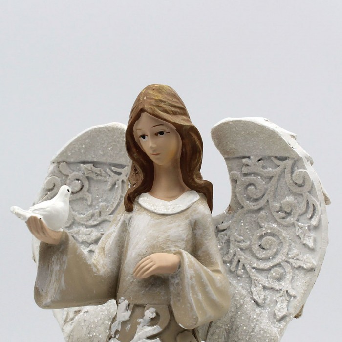 Grand Ange beige et blanc tenant une colombe
