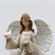 Grand Ange beige et blanc tenant une colombe