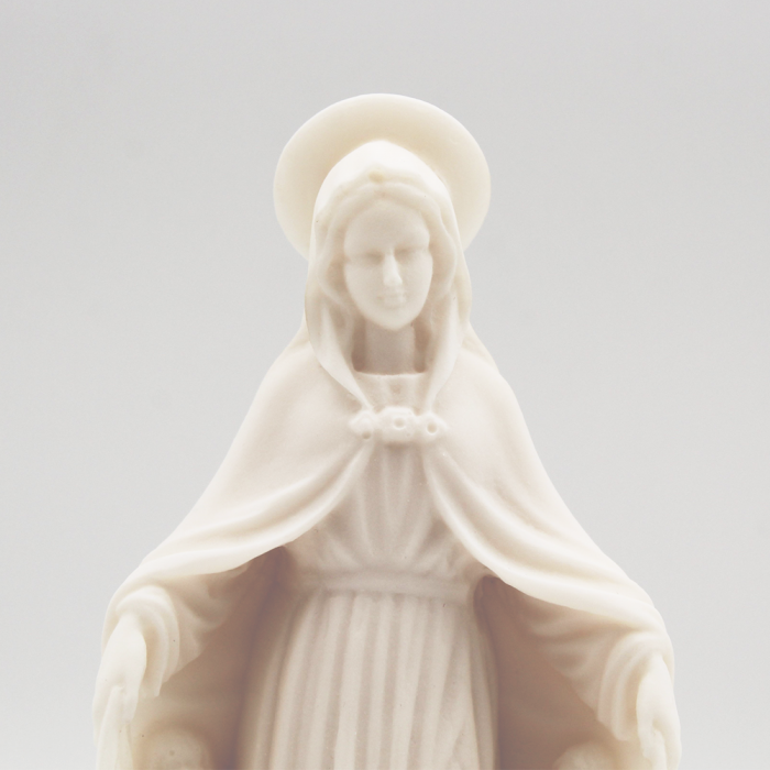 statue Mary protecting children