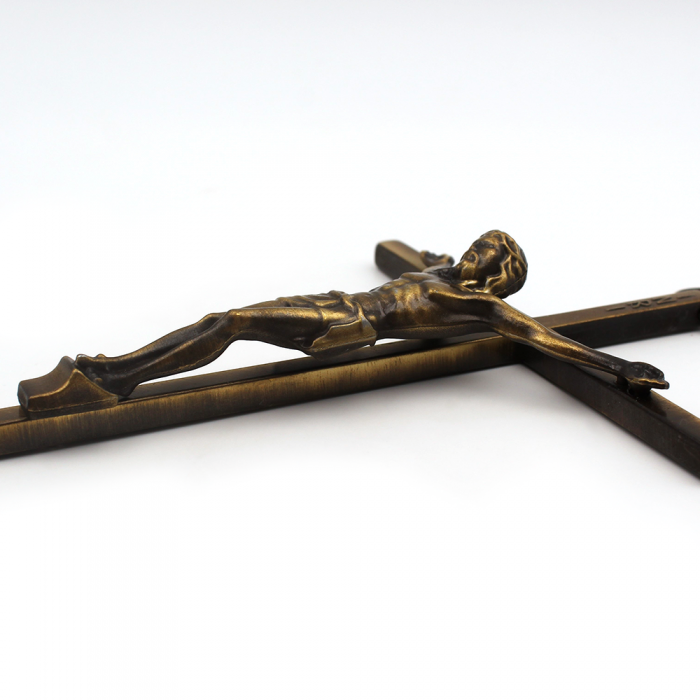 Crucifix en métal façon bronze