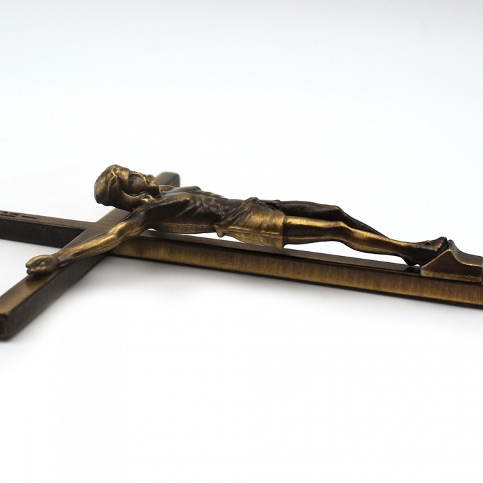 Crucifix en métal façon bronze