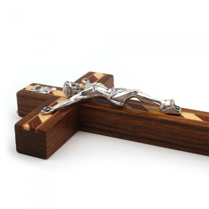 Crucifix en bois de noyer