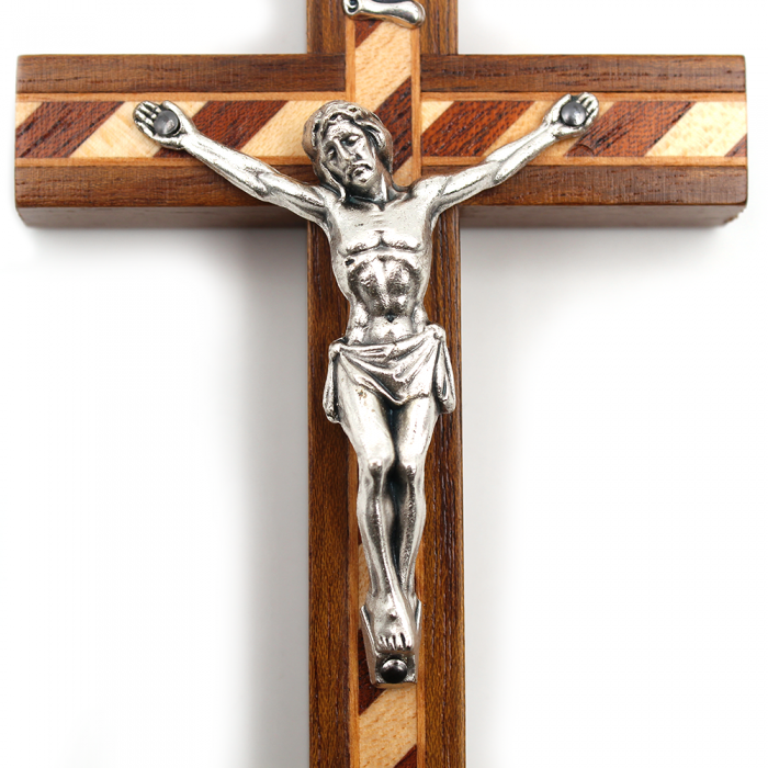 Crucifix en bois de noyer