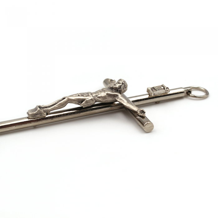 Fine croix en métal argenté