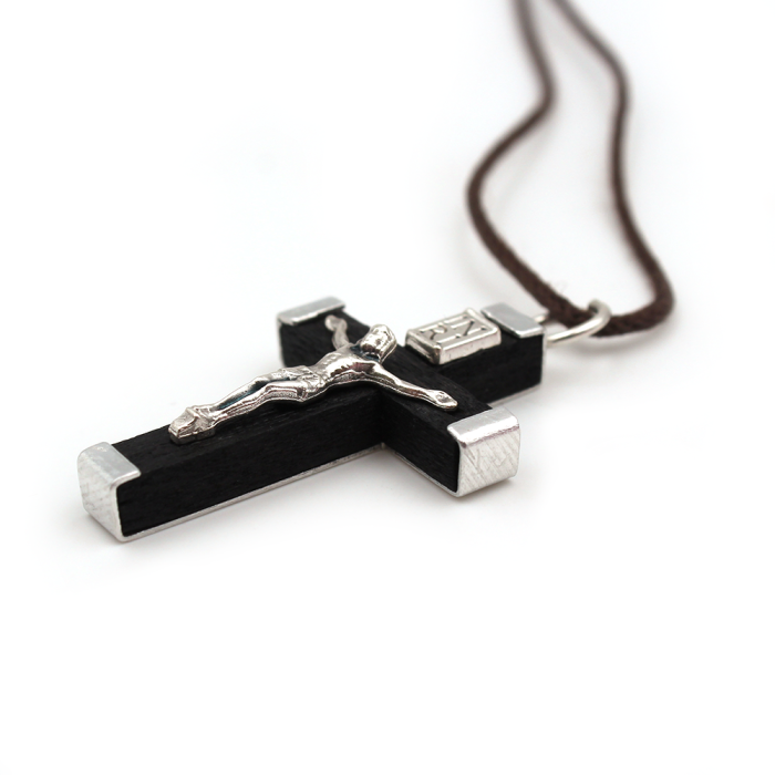Croix métal et bois noir